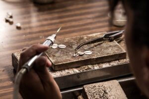 De la main de l'artisan à votre intérieur : l'histoire des créations